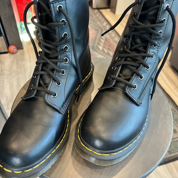 Dr. Martins black size 9 - Picture 3 of 3
